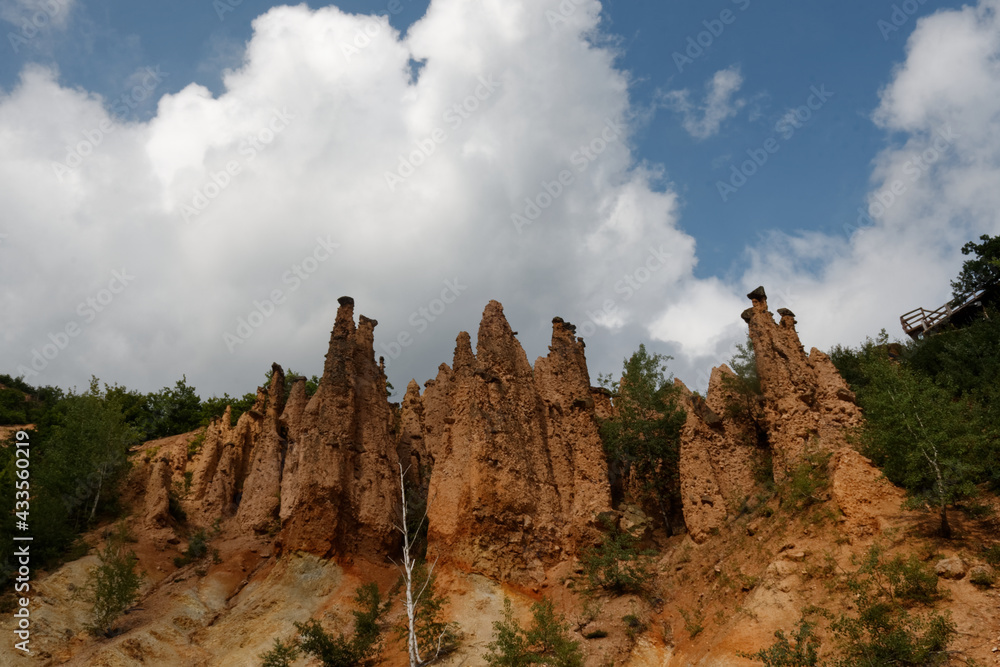 Naturalna atrakcja Davolja Varos w Serbii w postaci zerodowanych skał z głazami andezytowymi na szczytach.