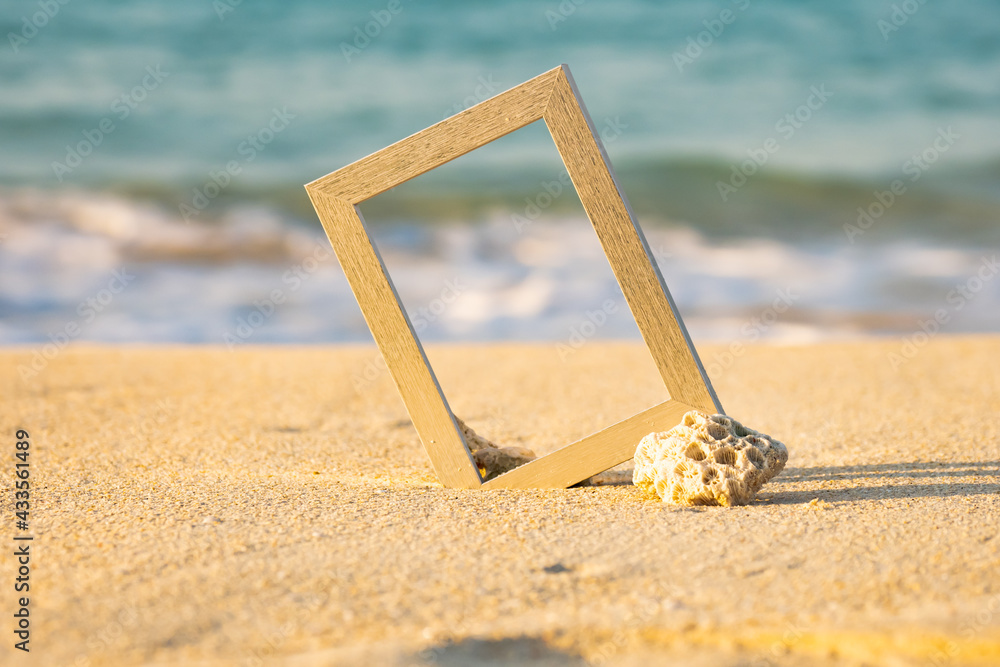 Fototapeta premium 沖縄 宮古島 海でフォトフレーム越しに撮影