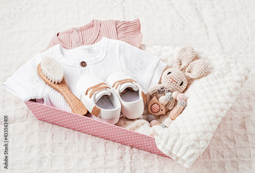 Fotografija Gift basket with gender neutral baby garment and accessories