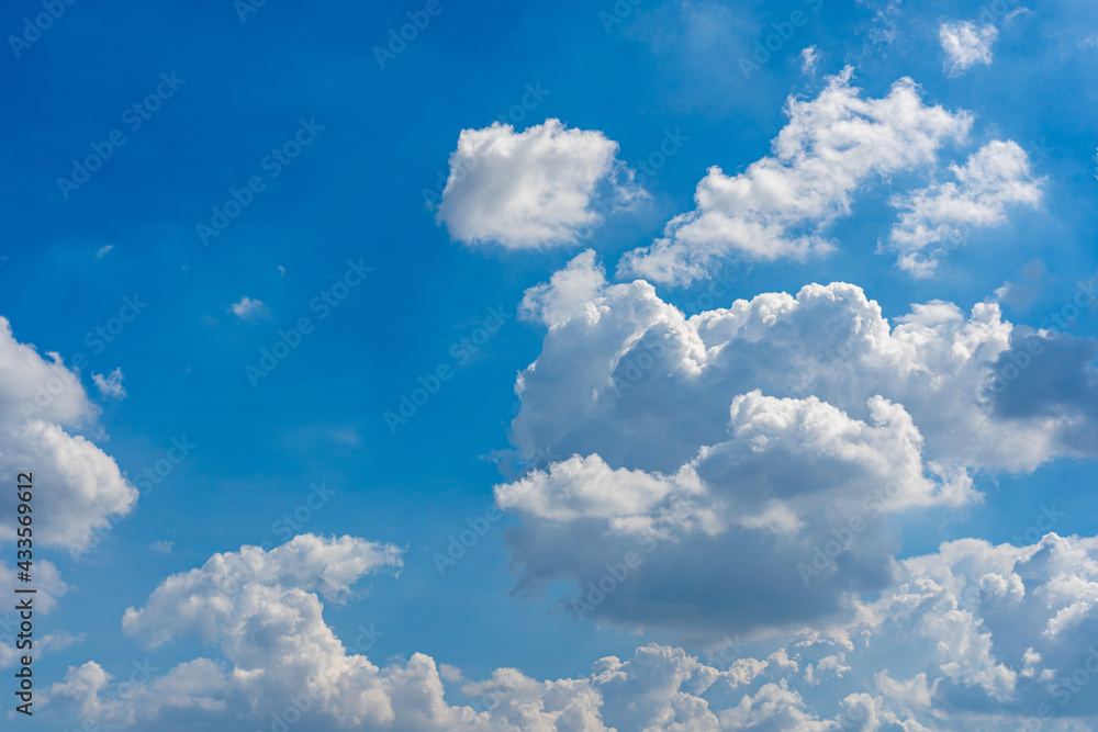 Naklejka premium Cumulus clouds against summer sky background and daylight