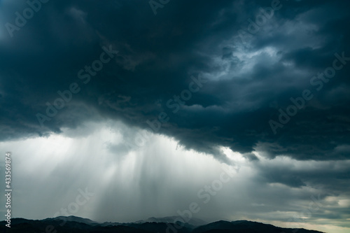 厚い雨雲と豪雨 © maco