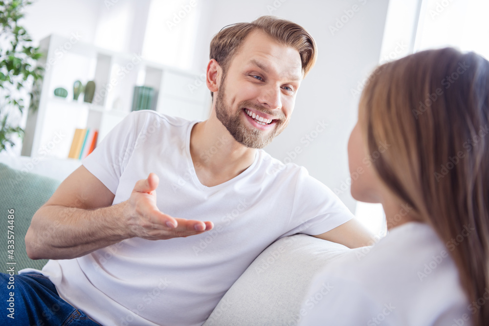 Obraz premium Photo of pretty charming daughter father wear casual outfit sitting sofa talking about last news indoors apartment house