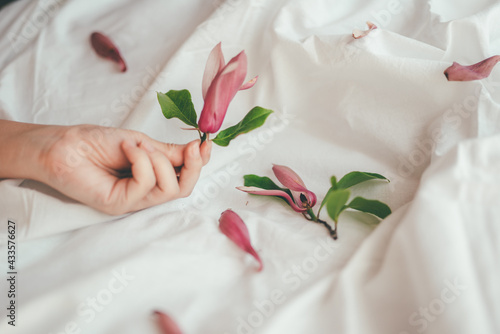 ベッドの上の花