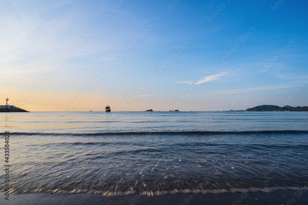 Obraz premium Beautiful sunrise view from Khao Takiab beach at huahin Prachuap Khiri Khan thailand