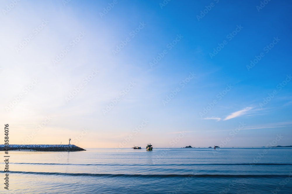 Obraz premium Beautiful sunrise view from Khao Takiab beach at huahin Prachuap Khiri Khan thailand
