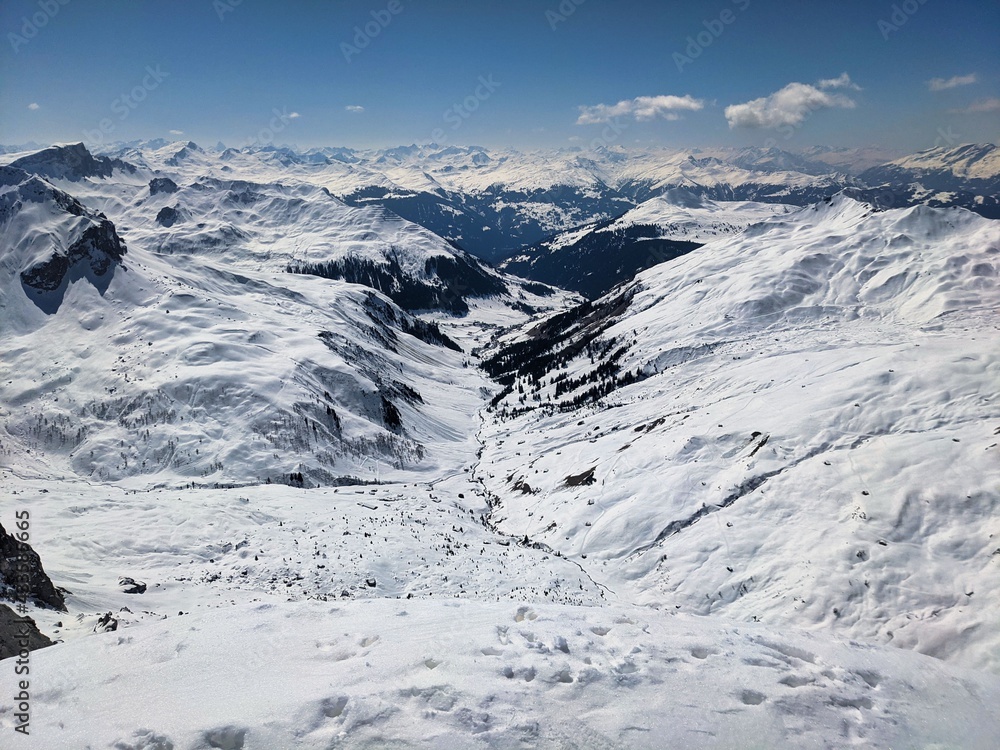 Obraz premium Ski mountaineeringi. Beautiful view from the mountain wiss platte to the sulzfluh above partnun. Winter sport in swiss