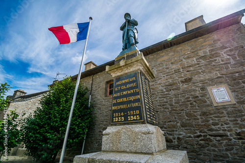 Guerlesquin, cité de caractère dans le Finistère en Bretagne.	 photo