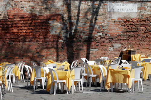 Tableau sur toile restaurant terrasse vor dem ansturm