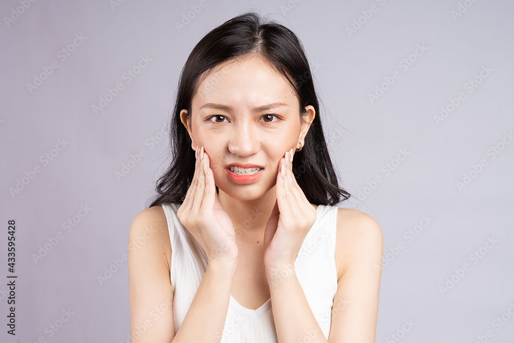 Asian woman feels pain because of wisdom teeth Asian woman feels pain because of wisdom teeth