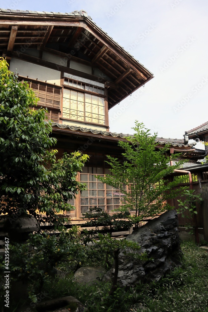 日本の古い家と庭の風景