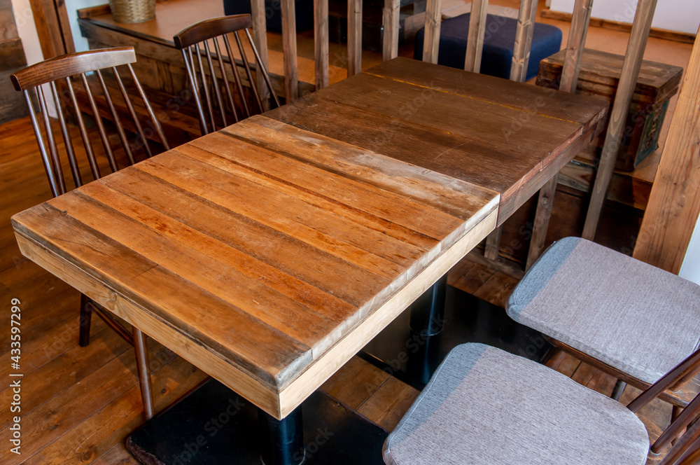 レストラン・カフェの木製のテーブル席 