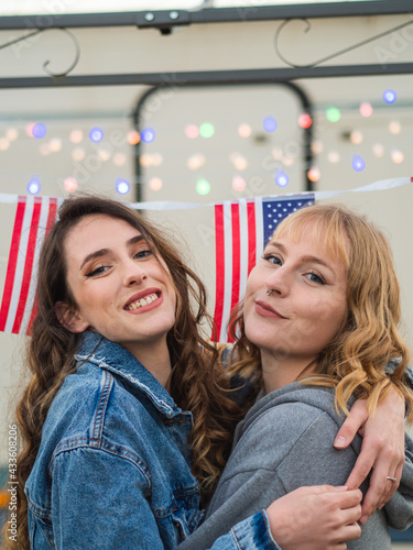 Amigas celebrando el Día de la Independencia de los Estados Unidos