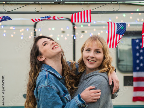 Amigas celebrando el Día de la Independencia de los Estados Unidos photo