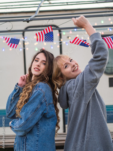 Amigas celebrando el Día de la Independencia de los Estados Unidos