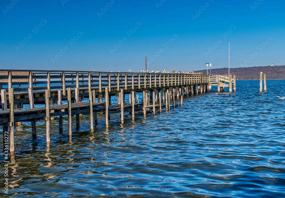 Bootssteg in Doeßen am Ammersee, Bayern, Deutschland Bootssteg in Doeßen am Ammersee, Bayern, Deutschland