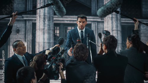 Foto Young Organization Representative Answering Press Questions and Giving Interview Outside a Parliament, Court or Other Government Building