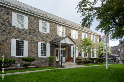 Obraz na płótnie Kingston, NY - USA- May 12, 2021: a landscape view of the The Senate House State Historic site , located in the historic Kingston Stockade District. w salonie