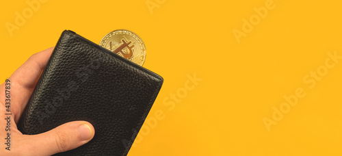 Fotografía Golden bitcoin in black leather wallet, concept of new way of paying, new virtua