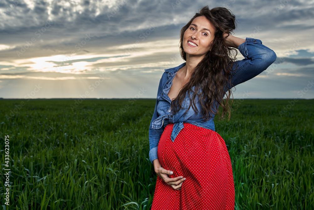 Obraz premium Pregnant woman in a wheat field