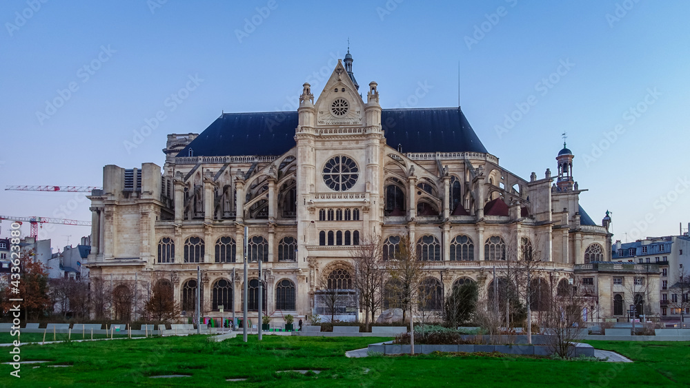 パリのネルソンマンデラ公園（レ・アール）からサントゥスタッシュ教会（Eglise Saint-Eustache）