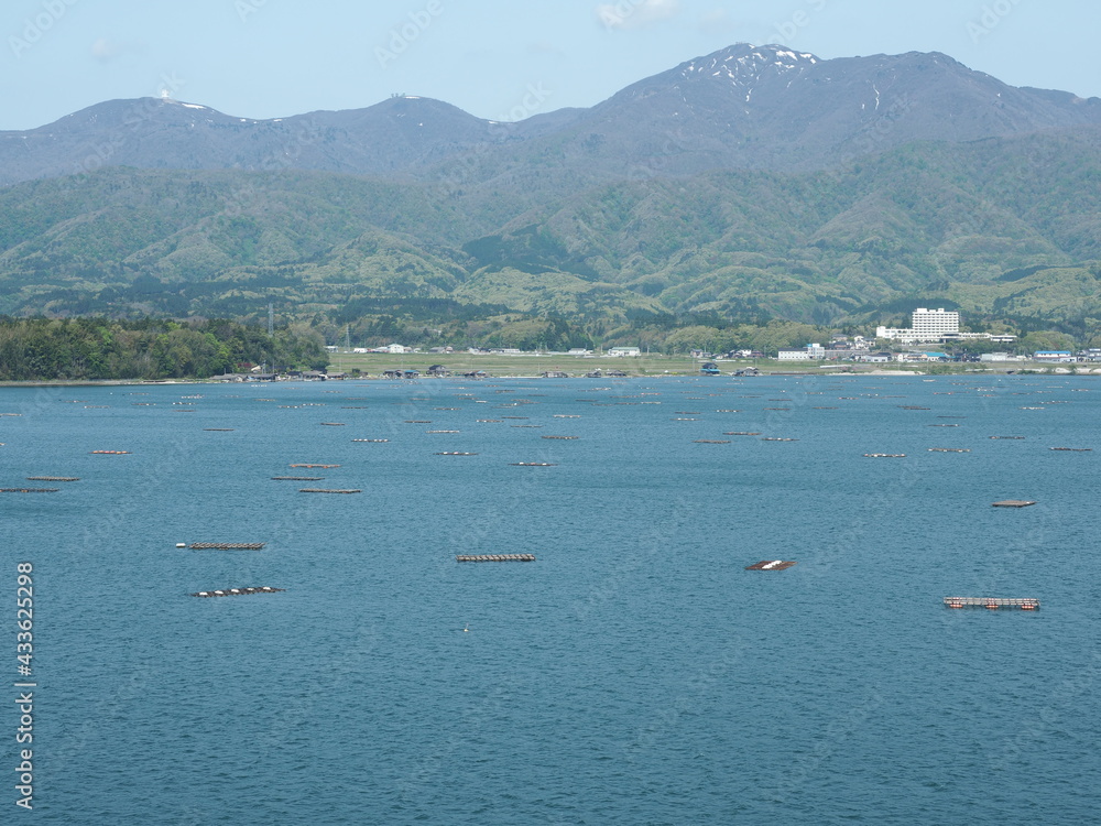 Obraz premium 佐渡島、加茂湖から見る残雪の金北山