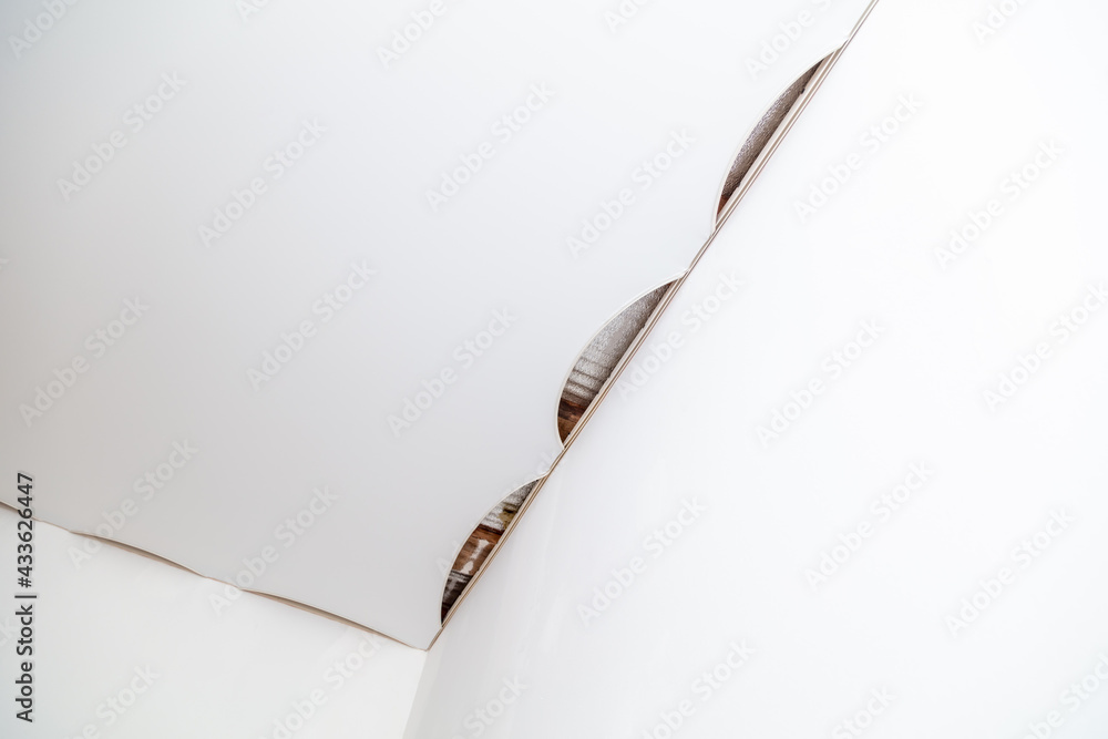 The technology of stretching the stretch ceiling in the room. The technology of stretching the stretch ceiling in the room.