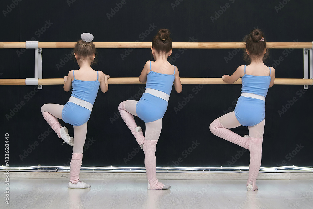 Naklejka premium little girls are engaged in the class of a choreographic school