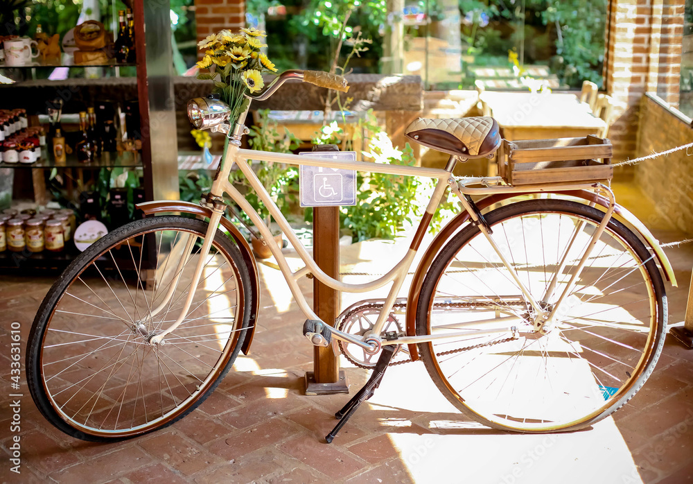 Linda Bicicleta antiga retro com banco de couro marrom.