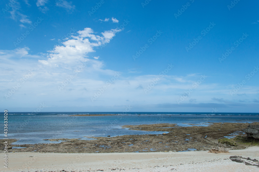 エメラルドグリーンの干潮の海岸と白い砂浜