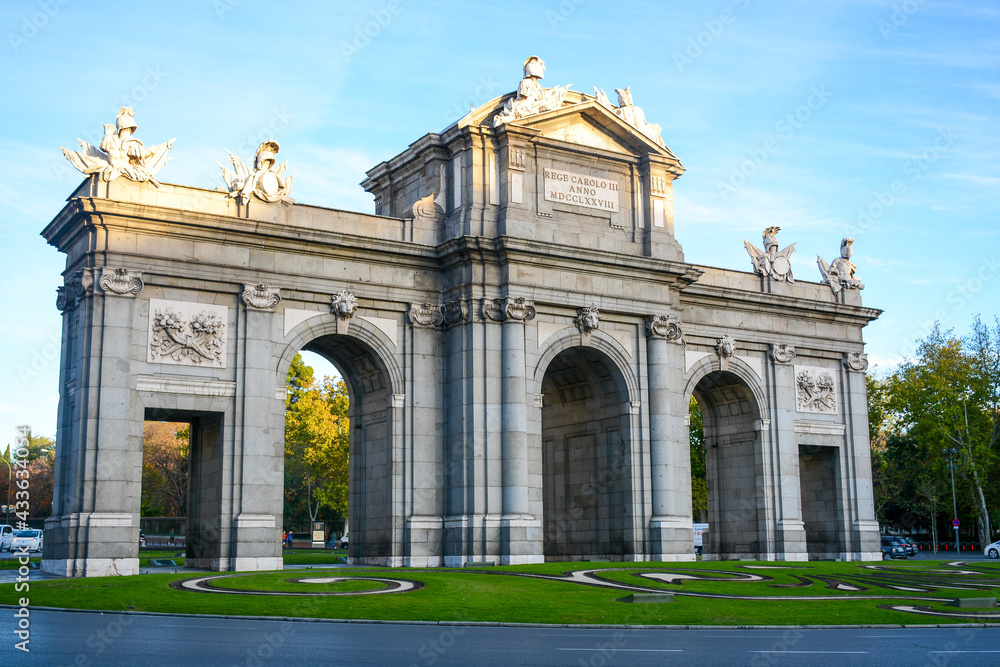 Obraz premium Madrid, Spain - October 25, 2020: The gate on Independence Square (Plaza Independencia)