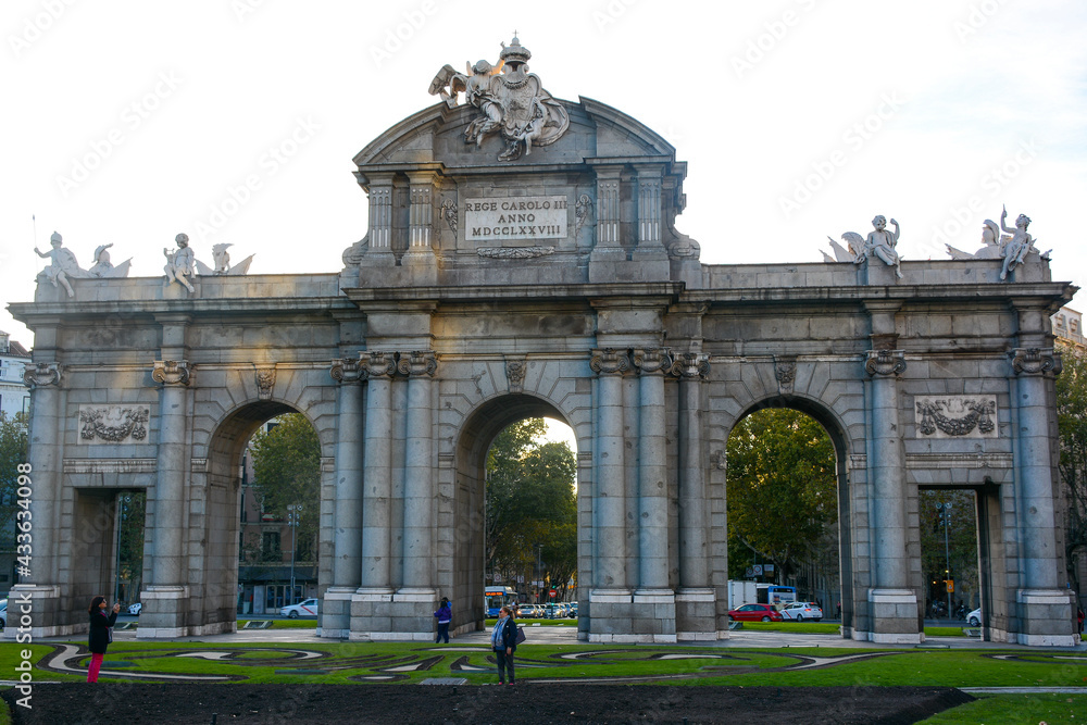 Fototapeta premium Madrid, Spain - October 25, 2020: The gate on Independence Square (Plaza Independencia)