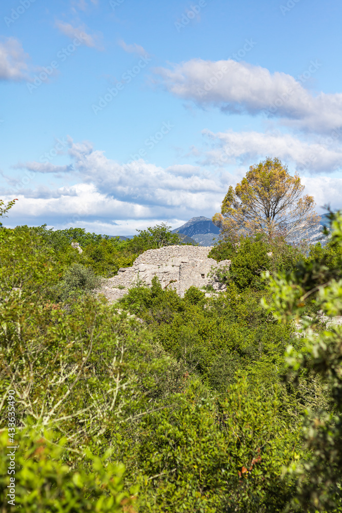 Vue sur la Mer des Rochers à Sauve, au pied des montagnes de Cévennes (Occitanie, France)