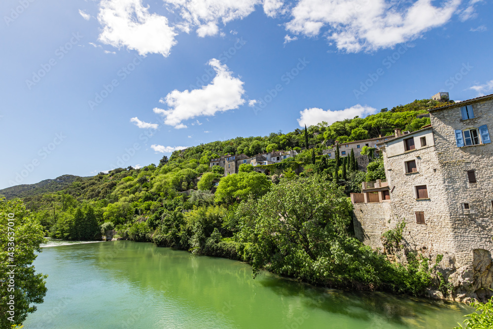 Vue sur les vieilles maisons et la forêt du village médiéval de Sauve (Occitanie, France)