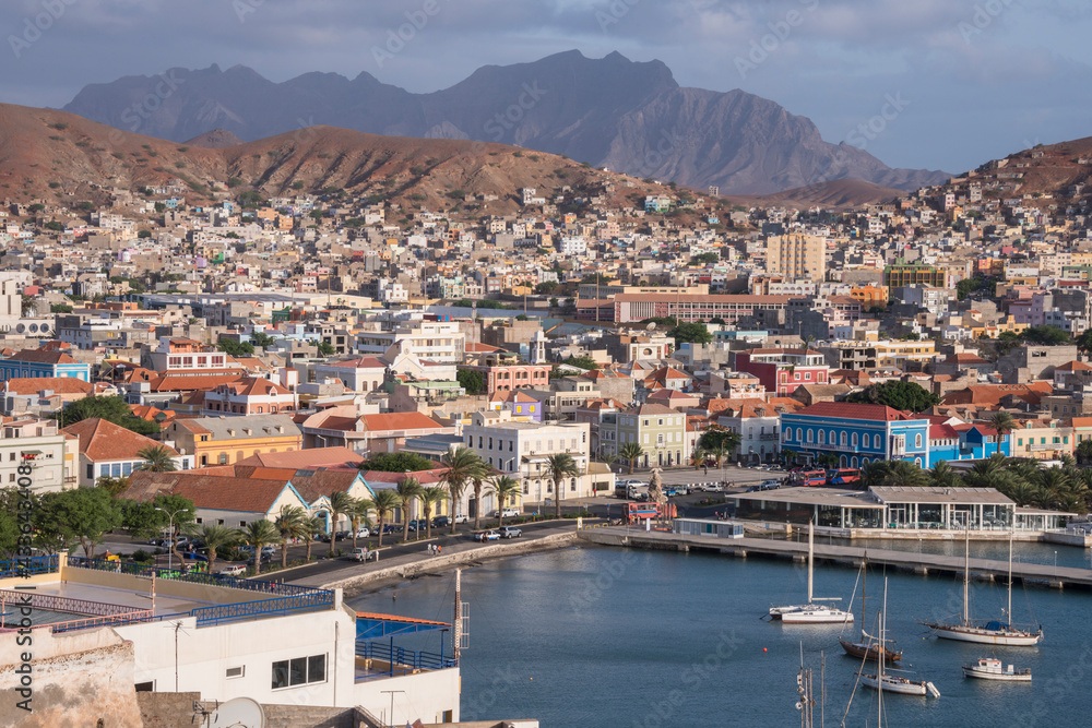 Panorámica de la bahía y ciudad de Mindelo capital de la isla de San Vicente en Cabo Verde