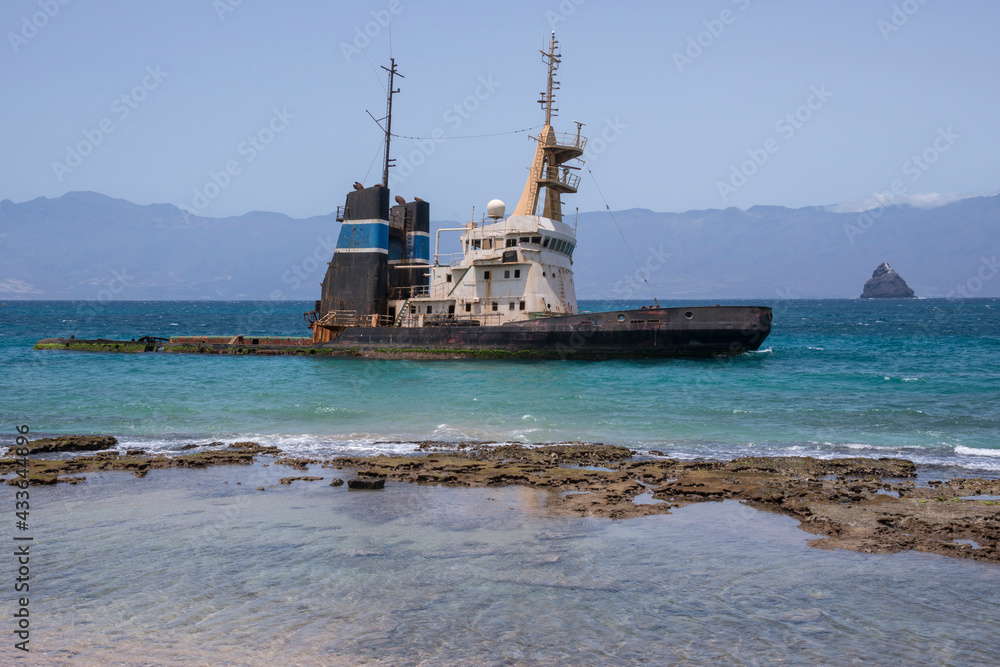 Restos de un remolcador encallado en la costa de la ciudad de Mindelo, isla de San Vicente en Cabo Verde