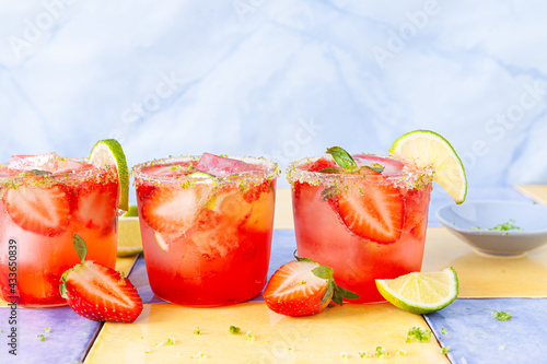 Frischer Cocktail mit Erdbeere photo