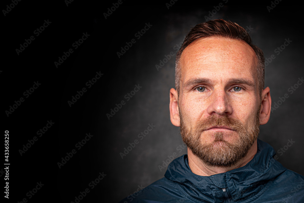 Obraz premium Handsome stylish man standing posing over dark background