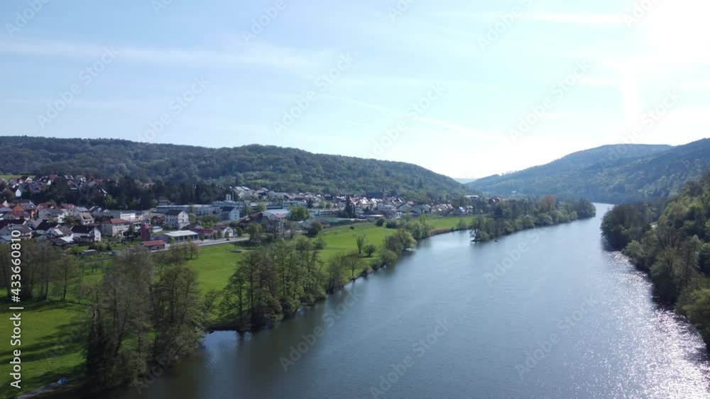 Eine kleine Stadt neben einem Fluss in Deutschland Eine kleine Stadt neben einem Fluss in Deutschland