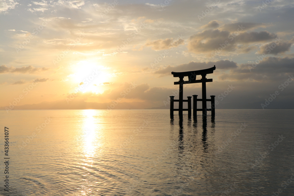 湖畔に浮かぶ神社の鳥居2／日本の風景