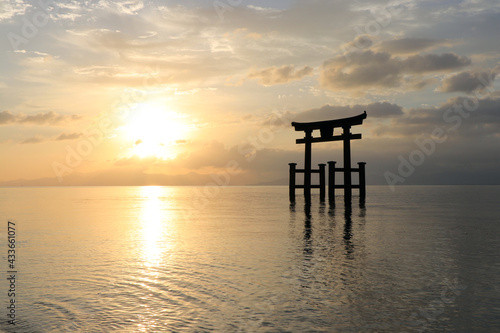 湖畔に浮かぶ神社の鳥居2／日本の風景 © Yukiko