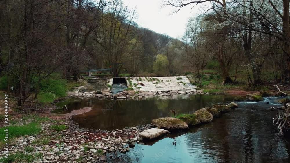 Ein Fluss mit vielen Steinen im Wald Ein Fluss mit vielen Steinen im Wald