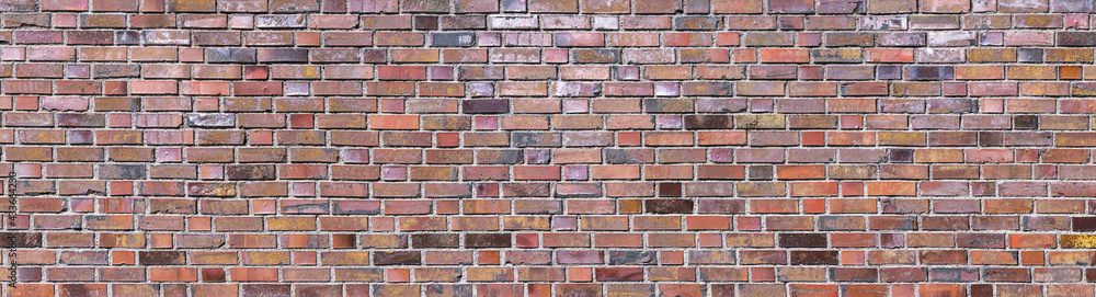 Bunte Grunge Backsteinmauer aus alten, beschädigten, meist metallicfarbenen Ziegelsteinen - Panorama Hintergrund