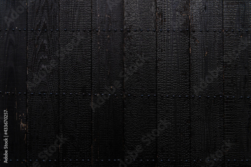 黒い焼杉を用いた木造建築の壁面