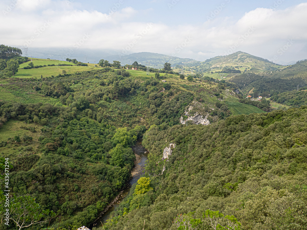 Vistas de la montaña verde del Mirador del Collado en Cantabria, España, en el verano de 2020