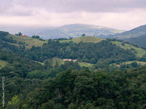 Vistas de la montaña verde del Mirador del Collado en Cantabria, España, en el verano de 2020 © acaballero67