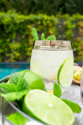 bebida refrescante lima limon tonos verdes