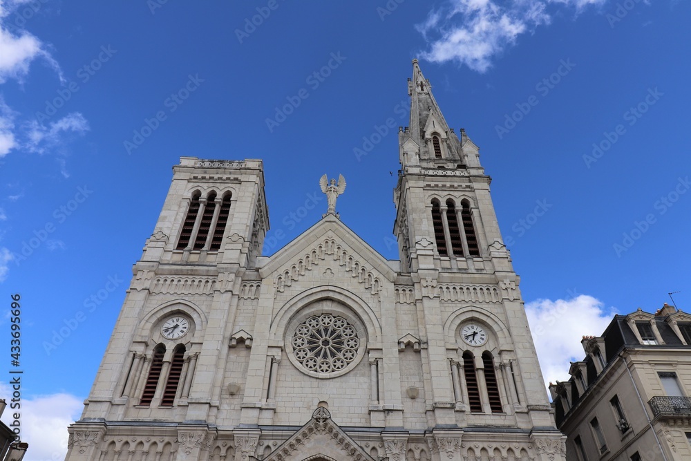 L'église catholique Notre Dame, construite au 19ème siècle, vue de l'extérieur, ville de Saint Chamond, département de la Loire, France