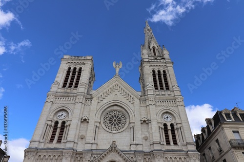 L'église catholique Notre Dame, construite au 19ème siècle, vue de l'extérieur, ville de Saint Chamond, département de la Loire, France
