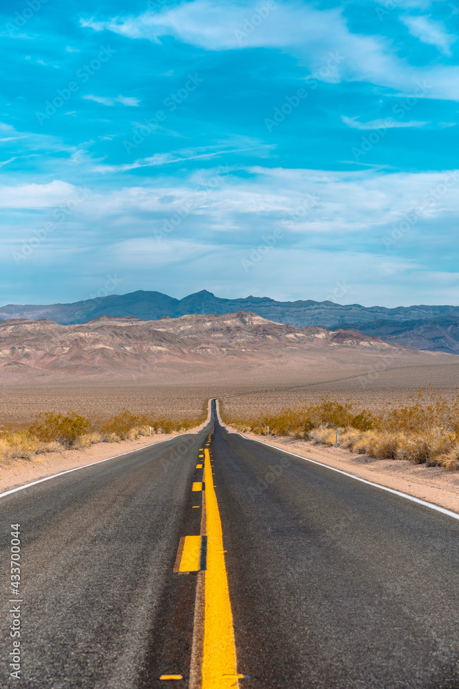 Fototapeta premium Scenic Empty Road in Death Valley, USA