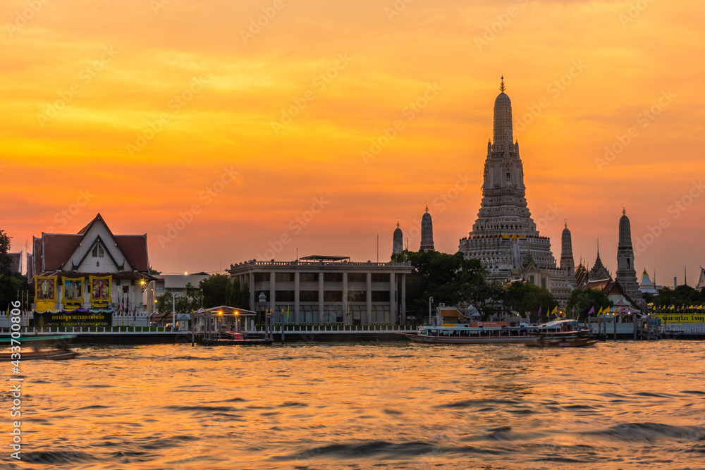 Fototapeta premium BANGKOK, THAILAND, 8 JANUARY 2020: Beautiful sunset over the Temple of Wat Arun